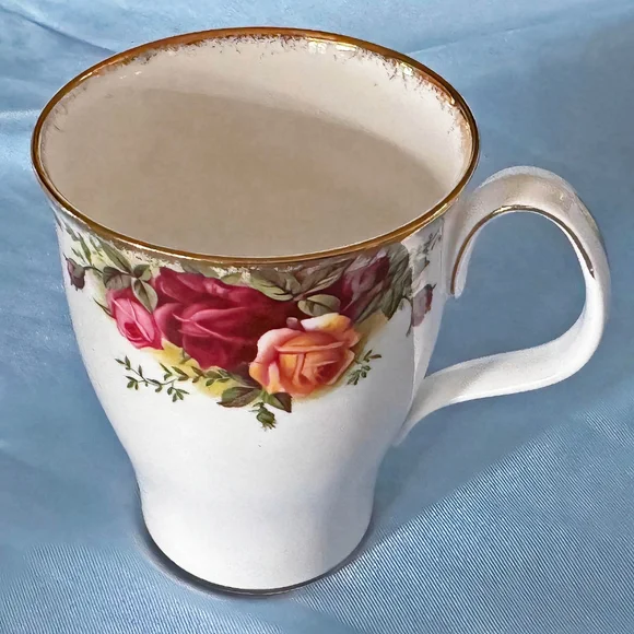 Rare find!  Beautiful Royal Albert Old Country Roses Mug.  Made in England! - Picture 4 of 8